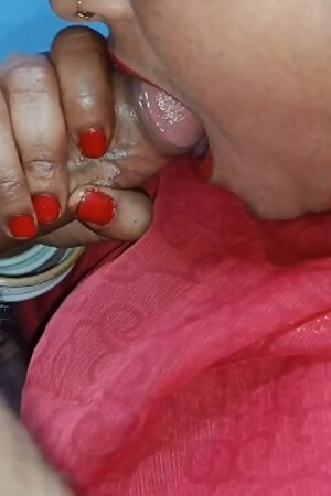 Desi Beautyful Bhabhi Ke Muh me Daal Diya