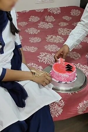 कोमल के बॉयफ्रेंड ने छुट्टियां सेलिब्रेट करते हुए केक कट कर रहे थे