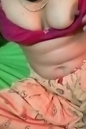 Indian Desi Village Girl Showing her Figure for Attract Boss XXX Hindi