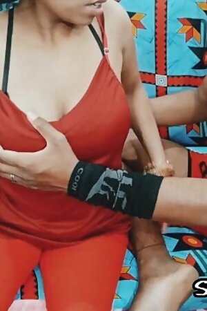 Desi Bhabhi Apne Pair Apur Uthakar Saaf Hindi Awaaz Main Bol Rahi Hain