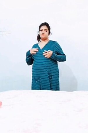 Beautiful Pakistani Chubby Girl Sex with Toy
