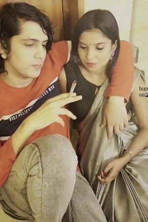 Indian Girl in Saree having Romantic Sex on Floor with her Boyfriend