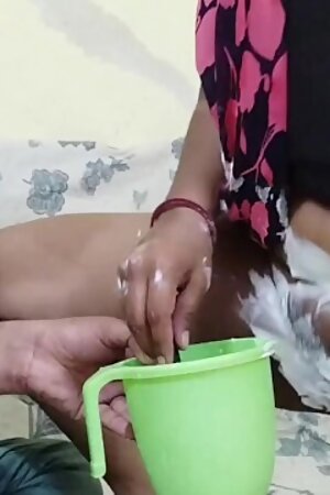 Desi Ladaki Apane Chut Ka Baal Saf Karate Samay Apane Chut Chudai Ki