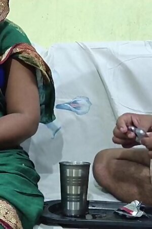 Desi Bhabhi Apane Sasur Ke Liye Dawai Lekar Shi Tabhi Sasur Ne Choda