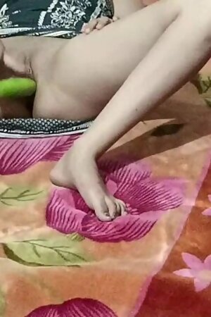 Hot Chudasi Bhabi Kheera Leti Hui Pakdi Devar Ne