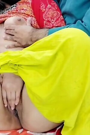 PAKISTANI REAL HUSBAND WIFE WATCHING DESI PORN ON MOBILE THAN HAVE ANAL SEX , CLEAR HINDI AUDIO