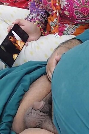 Pakistani Real Husband Wife Watching Porn on Mobile and having Sex with Clear Hindi Audio