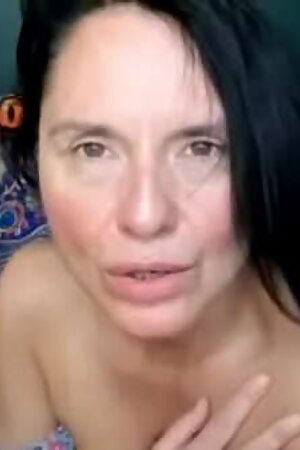 नेपाली पागल बूढ़ी औरत