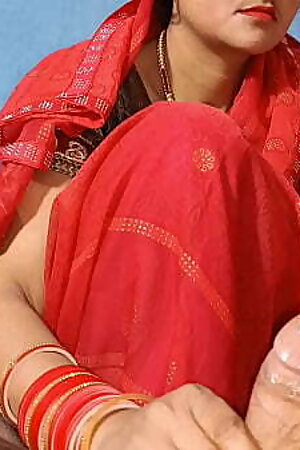 Desi beautyful bhabhi ke muh me daal diya