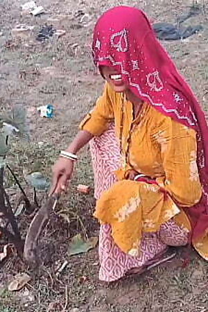 Khet me kam kr rahi bhabhi ki hard anal gand ki big land se chudai -desi Hindi webseries