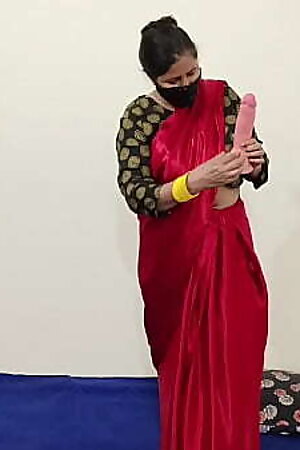 Indian Hindi Aunty Masturbation With Large Dildo in Saree