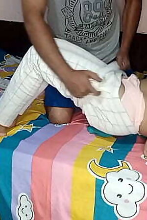 सौतेली बहन ने घरवालों के नहीं होने पर सगे भाई से चुदवाया