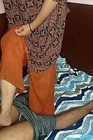 फुट फेटिस और फेस सिटिंग के बाद सौतेली माँ का चुदाई ट्रीट