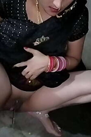 Indian Beutifull bhabhi xxx Pissing black saree