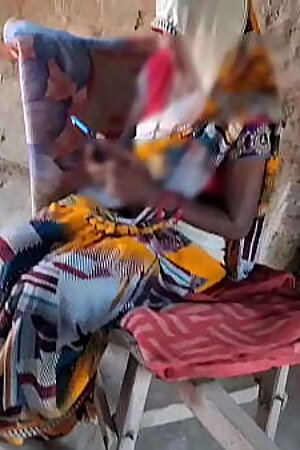 Desi sexy Bhoji'_s saree fucked on the bed best Indian sex video real desi sex hindi dirty audio