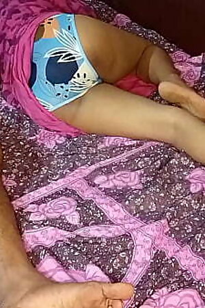 देसी लड़का सौतेली माँ के साथ बिस्तर साझा करता है फिर भुर चोदा