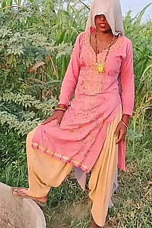 देसी स्टेप सिस्टर अपने छोटे भाई के साथ हिन्दी में चुदाई की गंदी गंदी बातें करते हुए मस्ती में सेक्स का मज़ा ले रही है हिंदी सेक्सी भागी