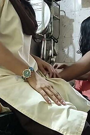 १८ साल की फूल जैसी लड़की को उसके हरामी जीजा ने अपने बीबी के सामने चोद चोद कर रुला दिया