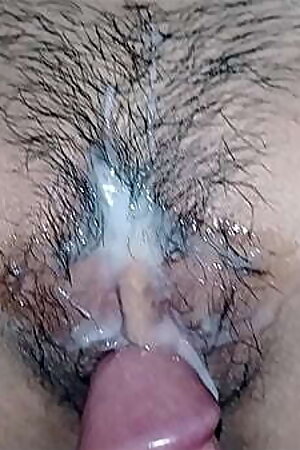 Xxx Desi Travesuras entre hermosa hermanastra y padrastro tras impresionar con una porno. con clara voz hindi