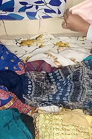 सौतेली बहन को ड्रेस फोल्डिंग करने के लिए हेल्प करके उसको चूत चुदाई किया