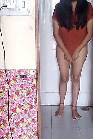 बाथरूम में चुपके से देख रहे जवान पडोसी को भाभी ने बुलाकर चूत चुदाई XXX Bathroom Sex