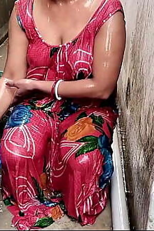 बाहर बालकनी में स्नान रही बीवी को रूम में अंदर बुलाकर चुदाई किया