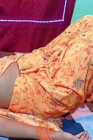 मैंने अपने होंट उसकी चूत पर लगा दिए और अपनी जीभ से उसके भगांकुर को छेड़ने लगा