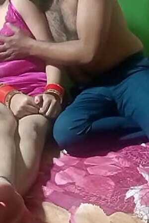 गुलाबी नाइटी में बैठी कोमल भाभी को जैसे उनके पति  ने देखा उन्हें जमकर चोदने लगा और भाभी ने खूब मज़ा लिया