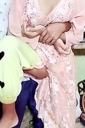 देसी साली ने अपने जीजा का पानी निकाल कर अपने बूब्स के ऊपर गिराया