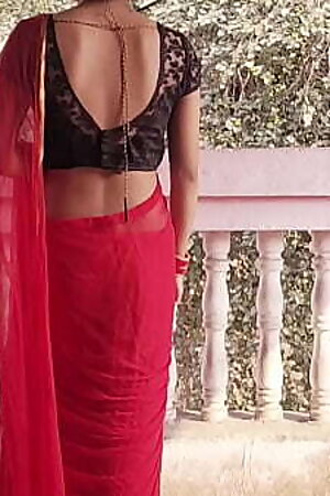 देसी भाभी बाहर टेरेस पर जाकर अपने यार को बुलाया और चूत चूदाई की