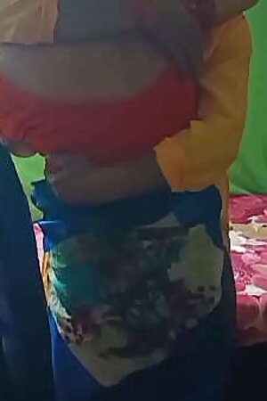 देवर ने अपनी भाभी को बैंगनी साड़ी में जबरदस्ती इतनी जोर से चोदा की भाभी मज़े से तड़प उठी