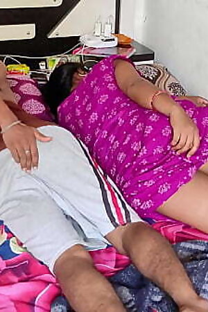 लड़के ने मम्मा के साथ बैडरूम में मज़े किया जब डैडी नाईट ड्यूटी पर थे साफ हिंदी आवाज में