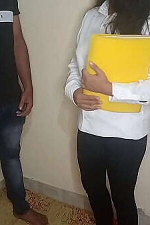 सैलरी बढ़वाने के लिए सेक्रेटरी बॉस से ऑफिस ऑफिस बाथरूम में चुदी ! डर्टी हिंदी आवाज में