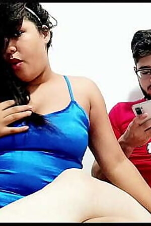 Deseo que mi suegra no se entere que me folle a su hijastra en su cuarto