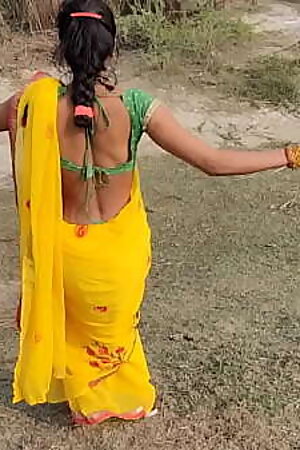 चुत चूचियाँ और गांड खोल के खेत मे क्या कर रही बबिता भाभी