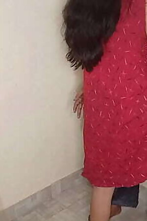 अपनी नौकरानी को चोदने को मिला क्योंकि आज उसका चुदाई का मूड था! TopXXXPorn