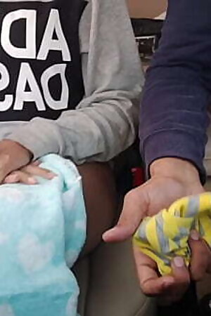 चलती गाड़ी में कच्छी उतारकर मेरा हाथ डाल लिया अपनी चूत में होटल में जाकर की ताबड़तोड़ चुदाई xxx Hindi audio