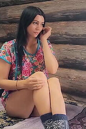 русская деревенская девушка давно не видела мужчин и очень голодная на секс рвет свою киску руками.