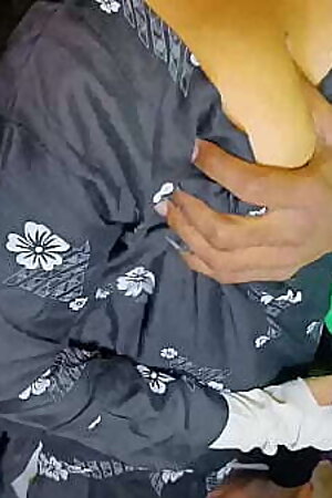 Xxx मालिक ने नौकारानी को कम करते समय अकेला पा कर चुदाई कर दी