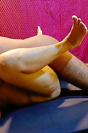 गर्म देसी लड़की अपने जीजा द्वारा कामुक सेक्स के दौरान कई बार पेशाब करती है