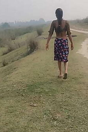 धान के खेत मे साली की चुत मे डाला 10 इंच का काला लंड