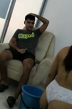 Llego a un buen trato con la cachonda de mi empleada de servicio y le lleno su culo de leche