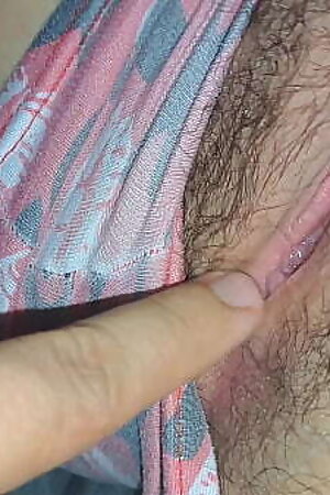 Xxx desi mi hermanastra me ense&ntilde_a mientras vemos la televisi&oacute_n