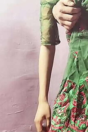 अकेली लड़की अपने यार के साथ मस्ती करते हुए पकड़ी गहीं