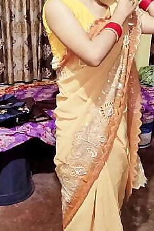 भाभी ने पीला साड़ी पहनकर क्या कमाल कर दिया और मुझे लेकर सीडी पर चोदने को कहा
