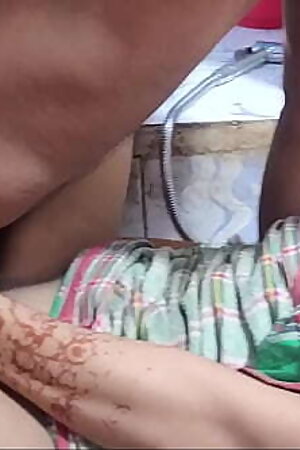 संडास में बैठी भाभी को देवर ने संडास में ही चोद डाला