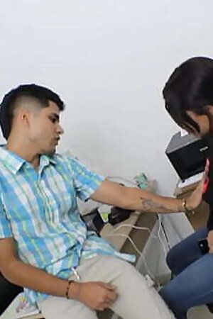 Jefe folla a su empleada en su oficina y es descubierto por su otro empleado HISTORIA COMPLETA