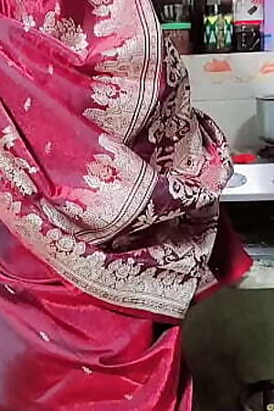 देसी भाभी साड़ी में अच्छी लग रही थी तो भाभी पेल दिया