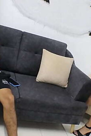 Encuentro a mi hijastro masturb&aacute_ndose llegamos a un acuerdo de ayudarle d&aacute_ndole una buena mamada HISTORIA COMPLETA