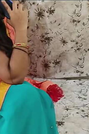 अपनी पत्नी किसी और से सेक्सी बात कर रहे देखकर पति को आया गुस्सा और पत्नी को चोदने लगा